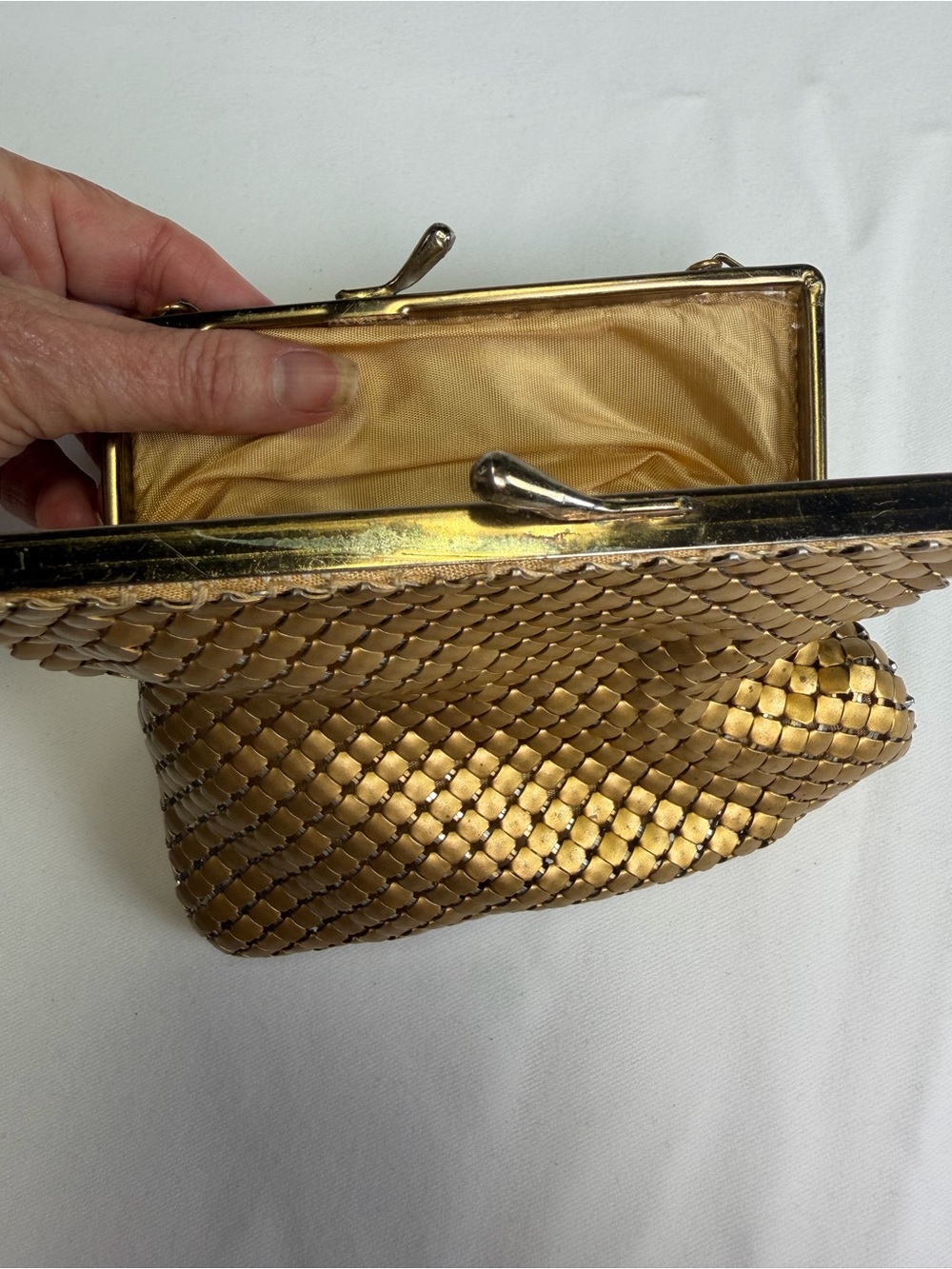 Vintage Beauty - Gold Chainmail Tiny and Elegant Evening Bag - excellent vintage - Picture 11 of 16